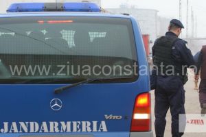 Jandarmi atacati cu bate de persoane prinse la furat de motorina. Militarii au ajuns la spital