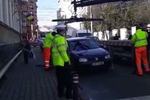 VIDEO/ ȘTIREA TA: Obiceiurile proaste se uită greu şi ”ard” la buzunar. Încă o maşină parcată prea aproape de intersecţie, ridicată de pe str. Avram Iancu din Alba Iulia