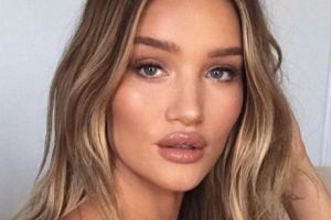 Iubita unui ACTOR CELEBRU a pozat GOALĂ. Imaginile au făcut înconjurul LUMII - Galerie Foto 