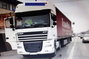FOTO – Hoţi de motorină prinşi pe Valea Oltului. Au furat 550 de litri dintr-un TIR