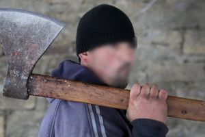 La un pas de crimă! Un sătmărean a ieşit cu toporul la trecători!