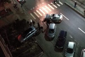Scene ca şi în filme pe străzile din Arad! Un bărbat a furat o maşină şi a provocat un accident
