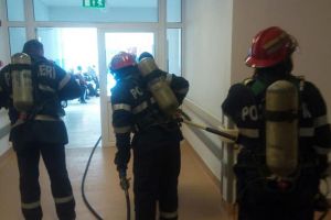 Incendiu la Spitalul Judeţean din Alba Iulia după ce o infirmieră a vrut să aprindă o lumânare pentru o persoană care a decedat