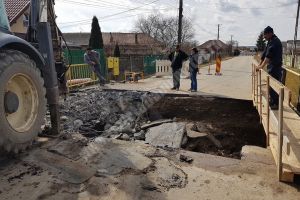 SĂTENI: S-a rupt podul de pe singura cale de acces către localitate. Autorităţile au amenajat un drum pe câmp