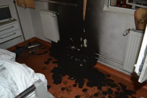 FOTO/ UPDATE: Incendiu la Spitalul Judeţean din Alba Iulia după ce o infirmieră a vrut să aprindă o lumânare pentru o persoană care a decedat