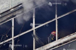 Bloc în flăcări, la Tecuci. Zeci de persoane, evacuate