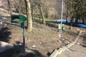 Pubelele din parcul Şipote, distruse şi vandalizate aproape în totalitate
