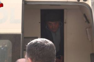 A aruncat benzină şi l-a incendiat pe tatăl său, un bătrân de 87 de ani