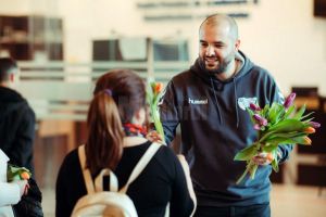 Peste 3.000 de flori şi premii de răsfăţ, oferite în dar femeilor de Iulius Mall Suceava