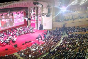 VIDEO – Incidente la congresul PSD. Protestatari #rezist reţinuţi de jandarmi