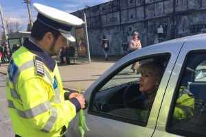 FOTO – Poliţiştii sibieni au împărţit flori la Maternitate şi în trafic