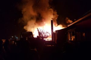 Un garaj şi un grajd din Rădăşeni s-au făcut scrum în urma unui incendiu violent