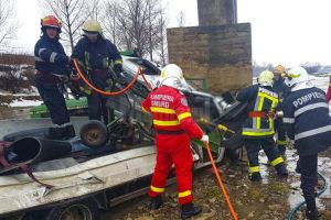 Au plonjat cu o camionetă în râul Suceava, de la o înălţime de 10 metri