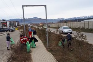 FOTO – Acţiune de curăţenie generală în Cartierul Arhitecţilor. Oamenii strâng gunoaiele
