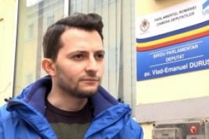 Un parlamentar maramuresean ia atitudine. Banderola alba, in semn de protest, la lucrarile Parlamentului