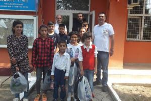 Prin grija voluntarilor Paraclisului Catedralei Mântuirii Neamului, elevii sărmani din comuna Nuci au început anul şcolar cu ghiozdane şi rechizite noi