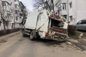 O masina de gunoi s-a scufundat pe strada Bicaz
