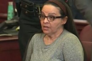 Imagini ȘOCANTE cu dădaca CRIMINALĂ. Femeia a fost FILMATĂ pe stradă în timp târa doi copii înainte să îi ÎNJUNGHIE - Foto