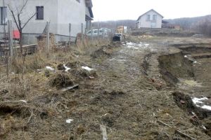 Dealul Jelnei o ia la vale la ieşirea din Bistriţa. Două case, în pericol (FOTO)