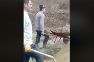 Drum judeţean reparat de voluntari, cu ROABA şi LOPATA! Ce spun localnicii (VIDEO)