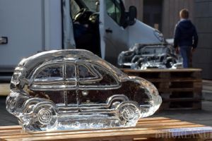 Inedit în Oradea: Maşini sculptate în blocuri de gheaţă (FOTO)