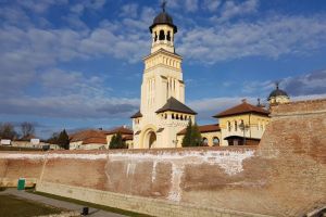 FOTO/ VIDEO/ ȘTIREA TA: Cetatea Alba Carolina ”albeşte” ca pe vremea în care se numea Gyulafehérvár (Cetatea albă a lui Gyula), dar de la sare şi mucegai