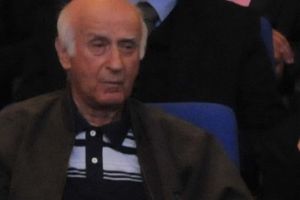 Sicriul cu trupul profesorului Marin Petrisor, depus, azi, la catedrala Arhiepiscopala. Slujba de pomenire va fi oficiata de IPS Teodosie  