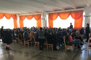 Poliţiştii din Moineşti au discutat cu liceenii despre trafic şi consum ilicit de droguri