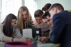 Elevii braşoveni vor învăţa Fizica prin metoda investigaţiei