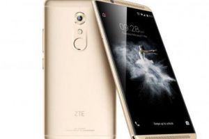 Telefoanele care îţi verifică starea de sănătate şi cu care poţi vedea în întuneric