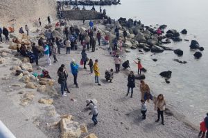 Fotoreportaj: Puhoi de constanteni, pe faleza Cazinoului. Soarele si marea i-au scos la plimbare  
