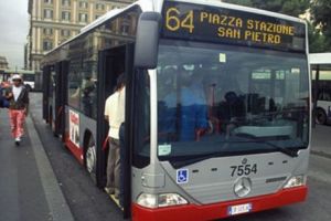 GHINION! Ce a păţit un bărbat după ce a PIPĂIT o FEMEIE în autobuz