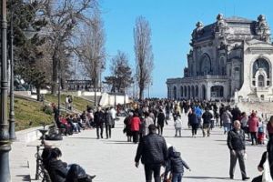 WEEKEND CALD şi ÎNSORIT pe LITORAL