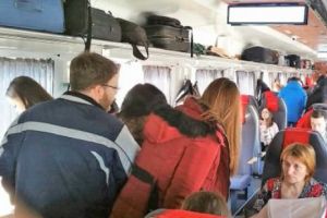 Trenuri supraaglomerate dinspre litoral spre Bucureşti. Călătorii stau pe jos, în vagoane