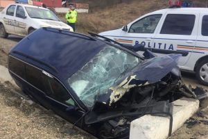 UPDATE FOTO – Maşină intrată într-un cap de pod pe DN14. Trei peroane rănite