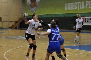 Handbalistele, un succes şi un eşec