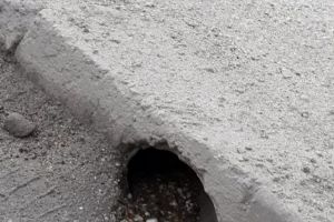 Cetăţenii de pe Schitului sunt revoltaţi  – Un vecin şi-a scos canalizarea direct în stradă