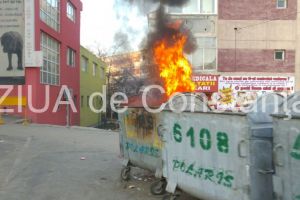 Tomberon in flacari pe strada Adamclisi din Constanta. Pericol de raspandire la autoturismele din apropiere