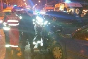 ACCIDENT GRAV în Bucureşti! Patru persoane ÎNCARCERATE, trei în stare de INCONȘTIENȚĂ