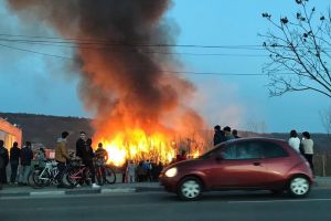 Incendiu puternic de vegetatie uscata in apropierea catedralei din Ostroveni – Ramnicu Valcea