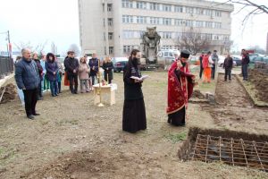Piatra de temelie a troitei ridicate de Asociatia Suflete deschise“ si Arimex Comexim 2000 SRL in curtea Spitalului CFR Constanta a fost sfintita (galerie foto)