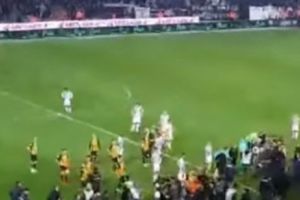 RĂZBOI pe TEREN la meciul dintre PAOK Salonic şi AEK Atena. Meciul, ANULAT din cauza BĂTĂILOR - VIDEO ȘOCANT 