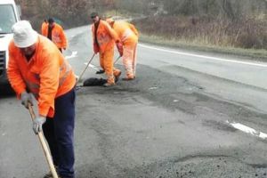 Şi, totuşi, se poate şi altfel. DRDP a început plombarea drumului – şvaiţer dintre Margina şi Săcămaş