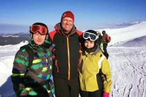 Iohannis s-a dus la schi în timp ce PNL îi anunţa candidatura la viitoarele prezidenţiale!