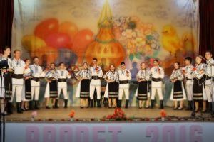 Două îndrăgite interprete de muzică populară, invitate la Sărbătoarea ouălor roşii de la Brădet