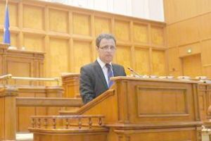 „Capcana întinsă prin programul de puvernare – un milion de români cu salarii de minimum 1.000 de euro în 2020 – tot pe criteriul «puţin la mulţi şi mult la puţini»?” Avertismentul lui Olteanu