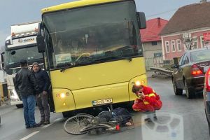 Biciclist, lovit de un autobuz la Unirea