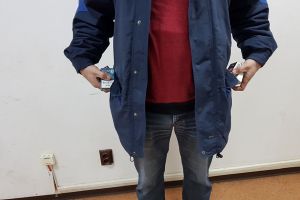 FOTO. Corpul unui bărbat, ,,blindat” cu peste 150 de pachete de ţigări