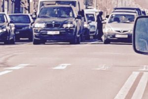 Constanta. Minor depistat in timp ce cersea printre masinile de la semafor. Ce masuri au luat politistii locali