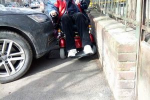 Chinurile timisorenilor in scaune cu rotile: cel mai greu este cu soferii care parcheaza pe trotuare